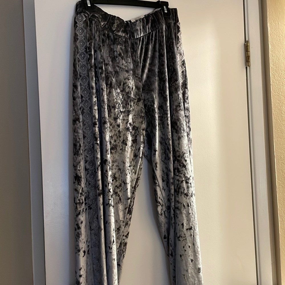 JM Collection. Gray wide leg loungewear. Beautiful side detail. Comfy and soft.